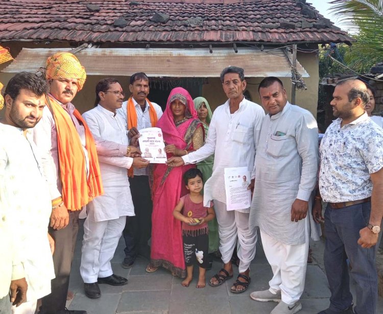 विधायक मकवाना ने सौंपा स्वीकृति पत्र लाडली बहना योजना का स्वीकृति पत्र पाकर खुश हुई पुष्पा