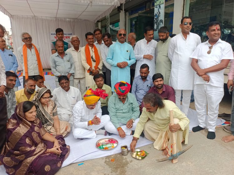 ग्रामीण विधायक दिलीप मकवाना ने किया 31 लाख की राशि से बनने वाले डामर रोड का भूमि पूजन