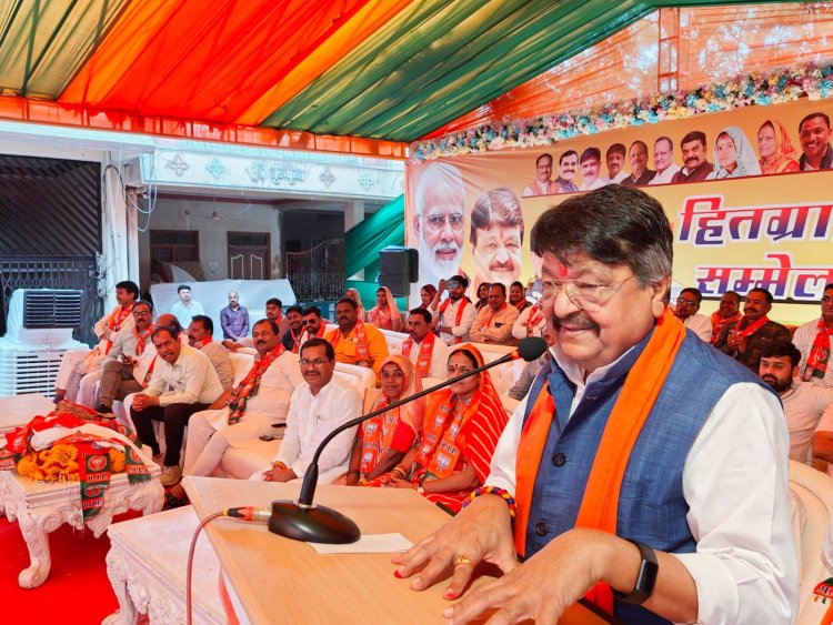राष्ट्रीय महासचिव कैलाश विजयवर्गीय ने कहा कि काजल की कोठरी मे भी बैठकर बेदाग है विधायक मकवाना
