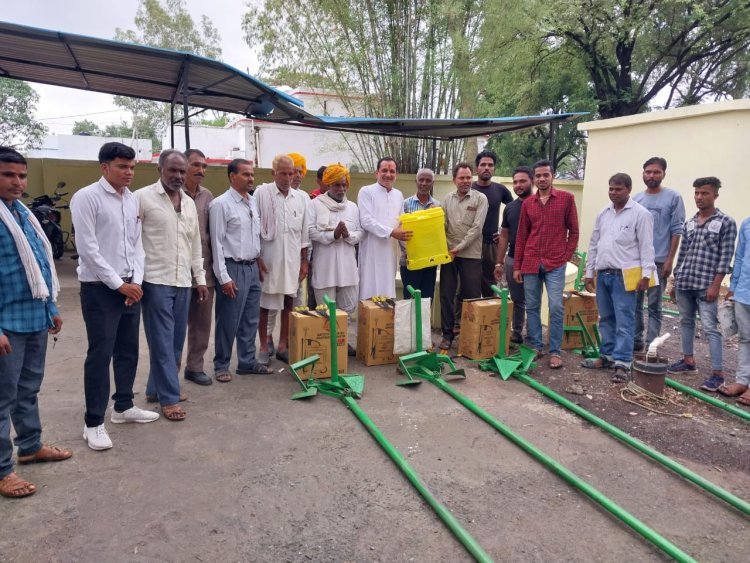 आदर्श ग्राम योजना के अंतर्गत हरिजन वर्ग के किसानों को नि शुल्क 520000रू की योजना से बैटरी चलित स्प्रे पंप वितरण किए