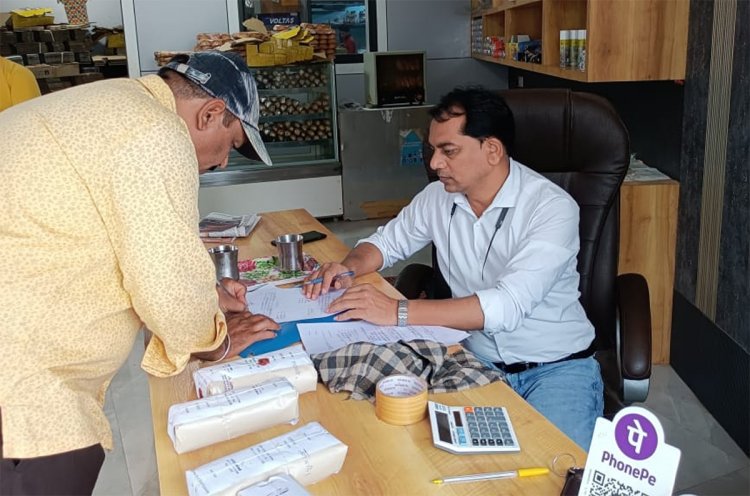 मिलावट खोरों पर खाद्य सुरक्षा अधिकारी की कार्यवाही