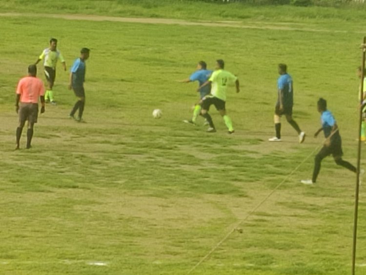 रतलाम पश्चिम रेलवे मंडल अंतर्गत फुटबाल मैच कोन कोन सी टीम के बीच खेला गया