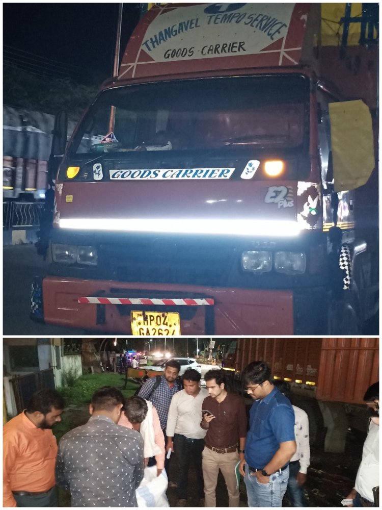 रतलाम में बिना जीएसटी के राजश्री गुटखा पाउच से भरा आइसर ट्रक पकड़ा गया।