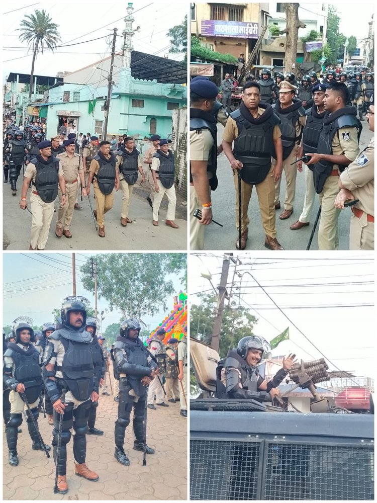 आगामी त्यौहारों को निर्विघ्न रूप से संपन्न करने हेतु पुलिस द्वारा फ्लैग मार्च निकाला गया