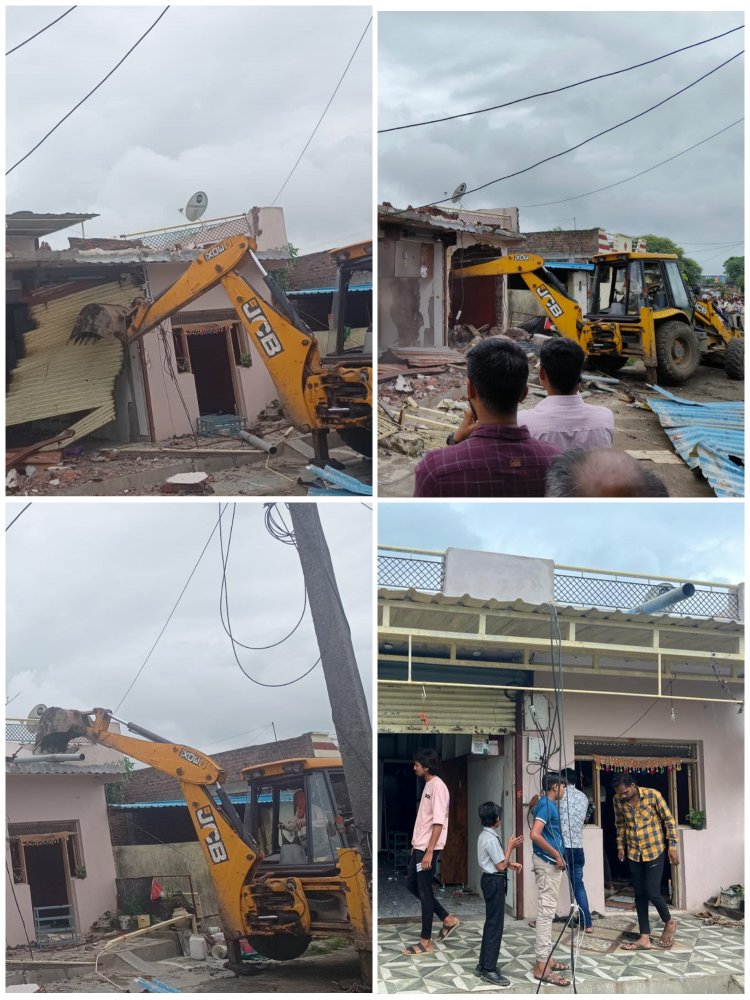 नाबालिक बालिकाओ से अश्लिल हरकत करने वाले आरोपी की अवैध दुकान पर प्रशासन का पंजा चला।