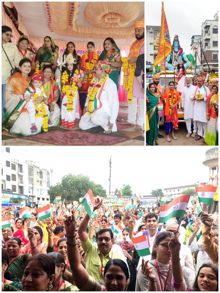 छटे सावन सोमवार को हाथों में तिरंगा, देश भक्ति तरानों के साथ रतलाम से उज्जैन महांकाल यात्रा में श्रद्धालु हुए शामिल