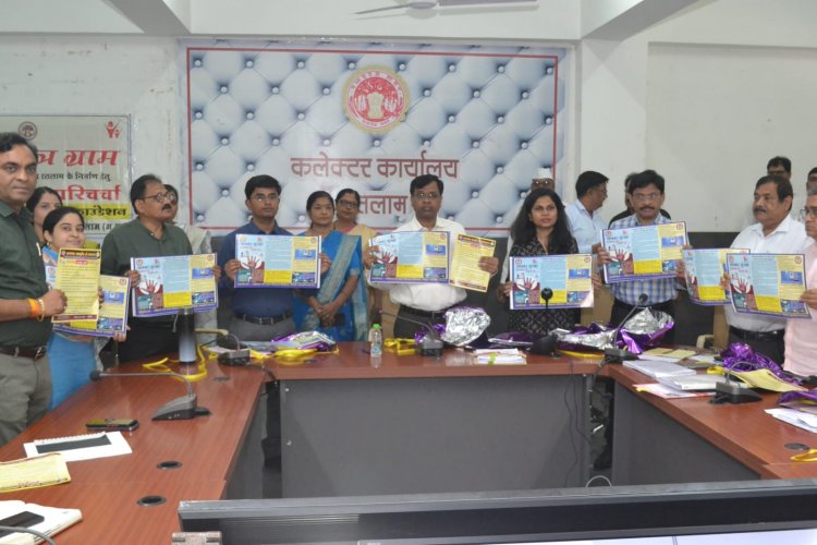पुलिस और महिला बाल विकास विभाग ने मिलकर बनाया पोस्टर साईबर क्राईम से सुरक्षा के लिए पेम्पलेट का विमोचन